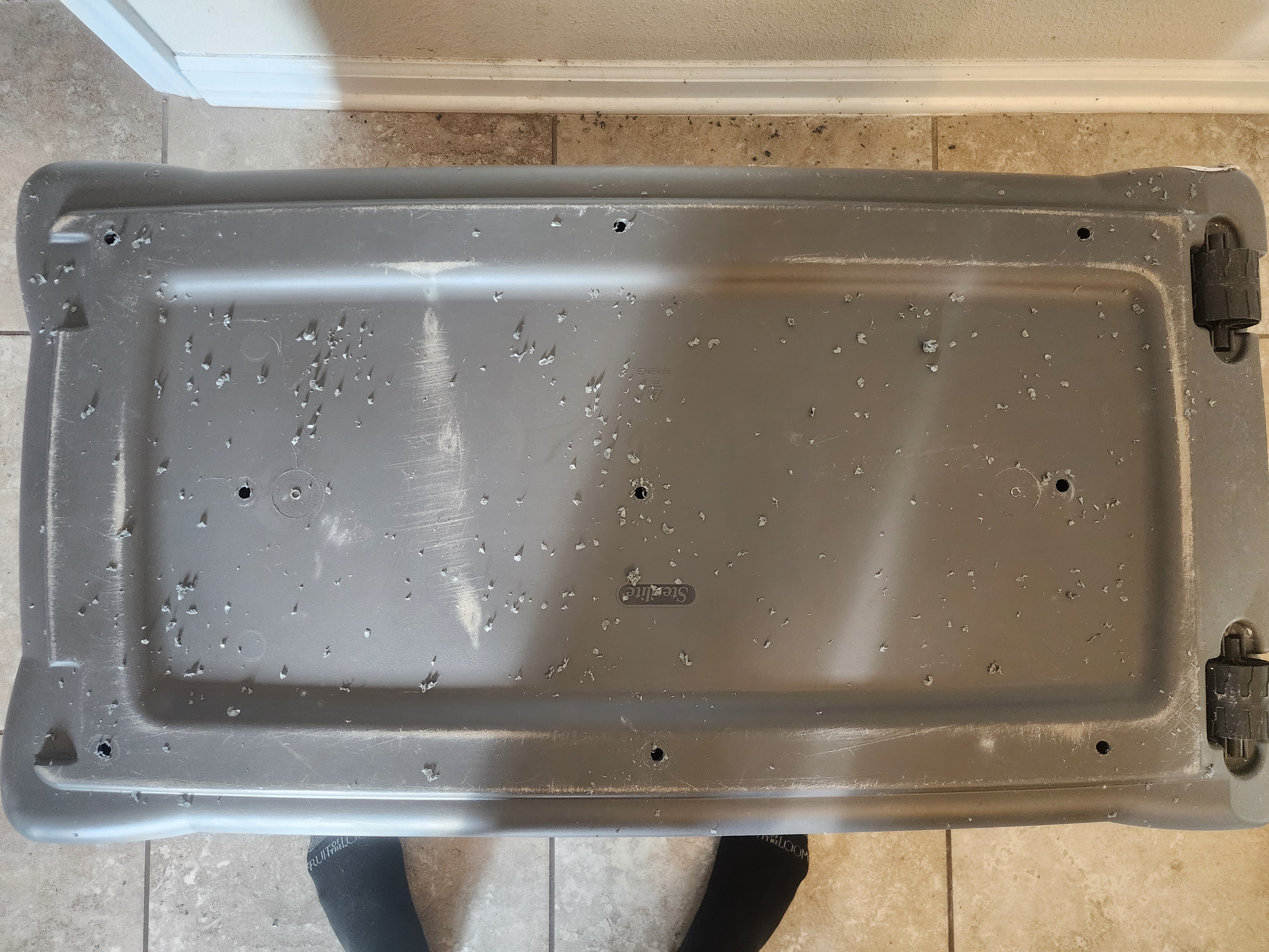 Side/lid ventilation example on a tote